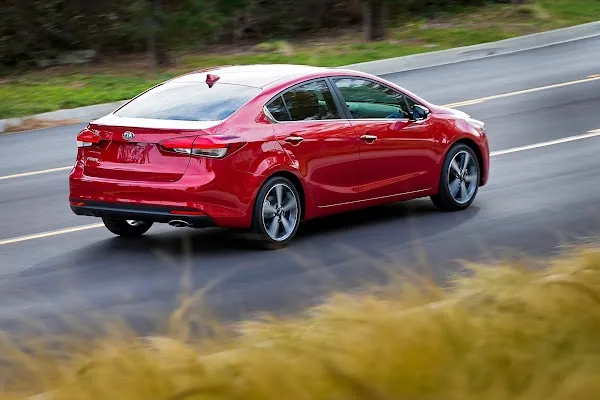 بررسی فضای داخلی و کابین کیا سراتو کوپه