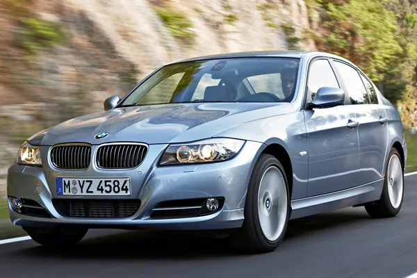 ویژگی‌های خودروهای BMW 320i (E90)