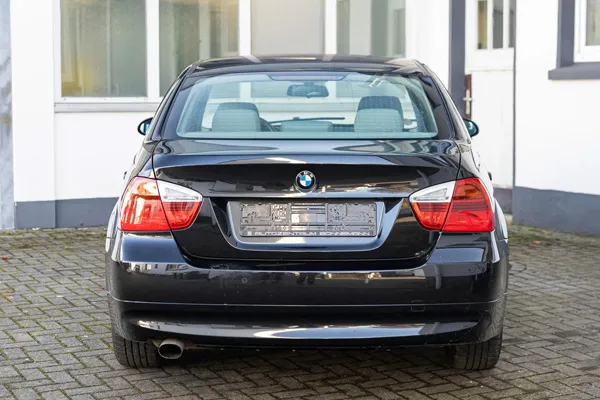مقایسه BMW 320i (E90)